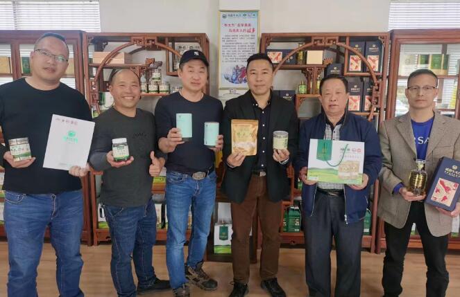 中華金廚、中國烹飪大師黃熾華師傅和“華家班”秘書處成員一行蒞臨粵森指導牛大力菜品研究與開發工作。